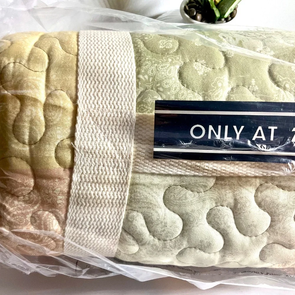 TILLY'S QUILTED BANDANA THROW BLANKET~BRAND NEW!